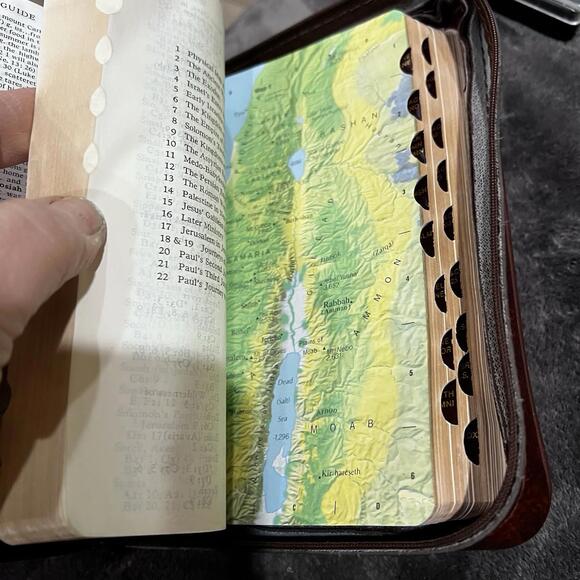 Vintage 1979 Bible & Brown Leather Bible Case Zippered with Pockets Handle Mono - Picture 4 of 9